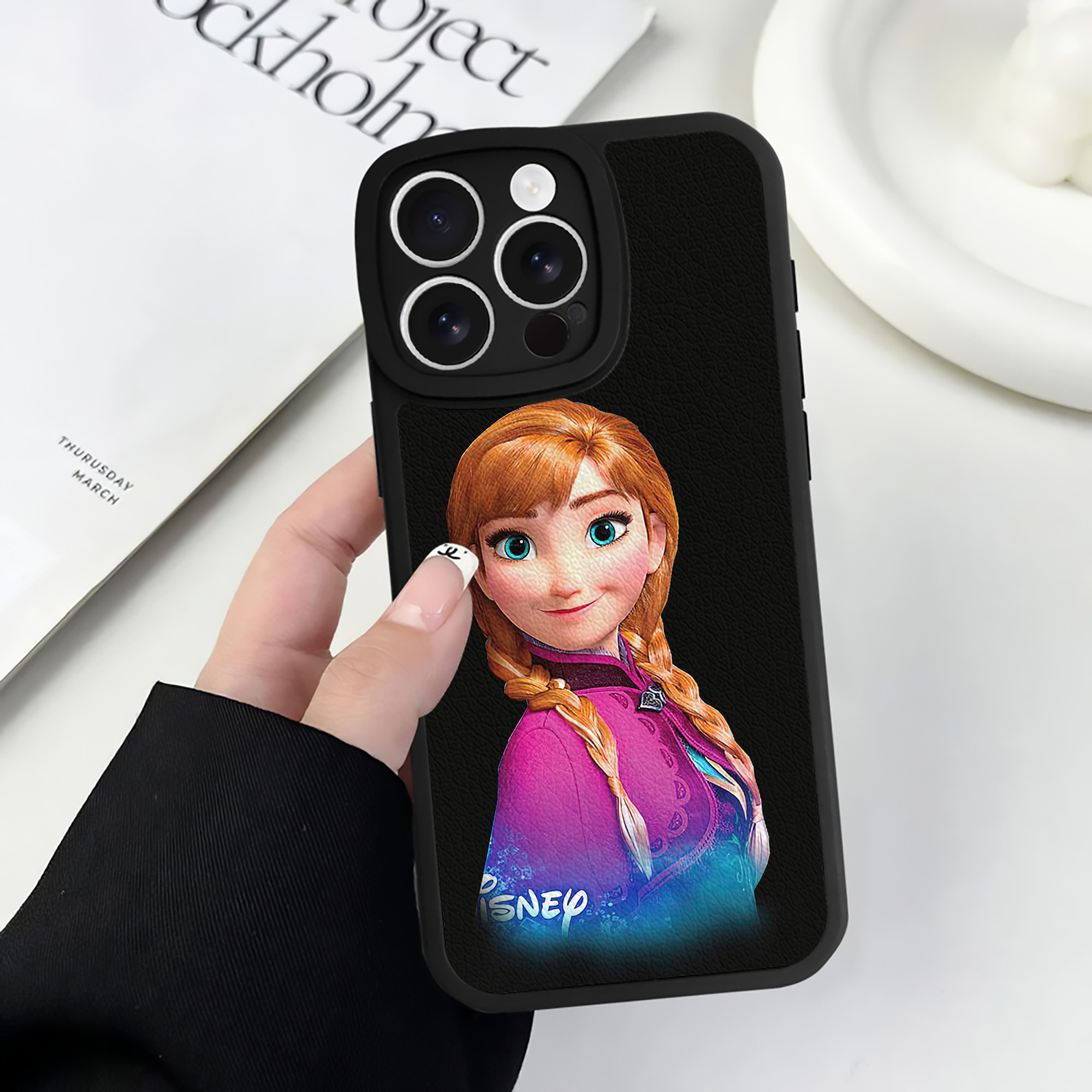 （画像用） アナと雪の女王 アンナ エルサ Frozen Anna Elsa 【iPhone 16シリーズ対応】シリコンスマホケース（レザー調） 材質：シリコン